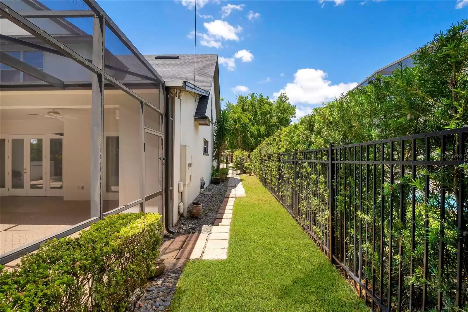 High hedges provide the ultimate privacy.