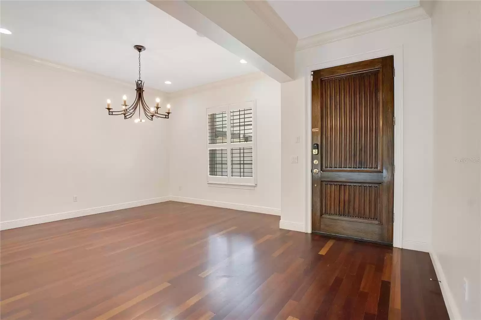 Dining room off of entry.