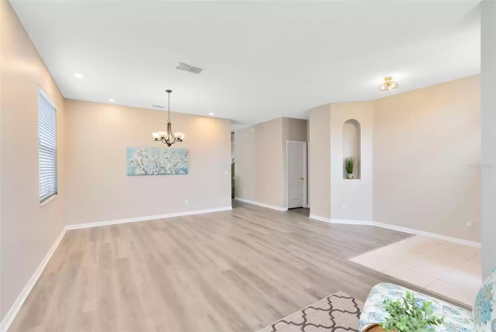 VIEW FROM THE LIVING ROOM TO THE DINING AREA