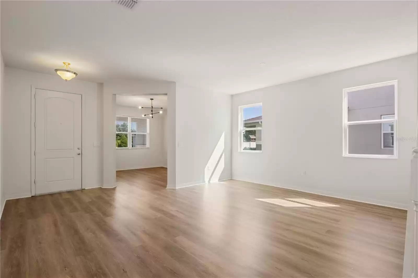 Foyer/dining/flex space