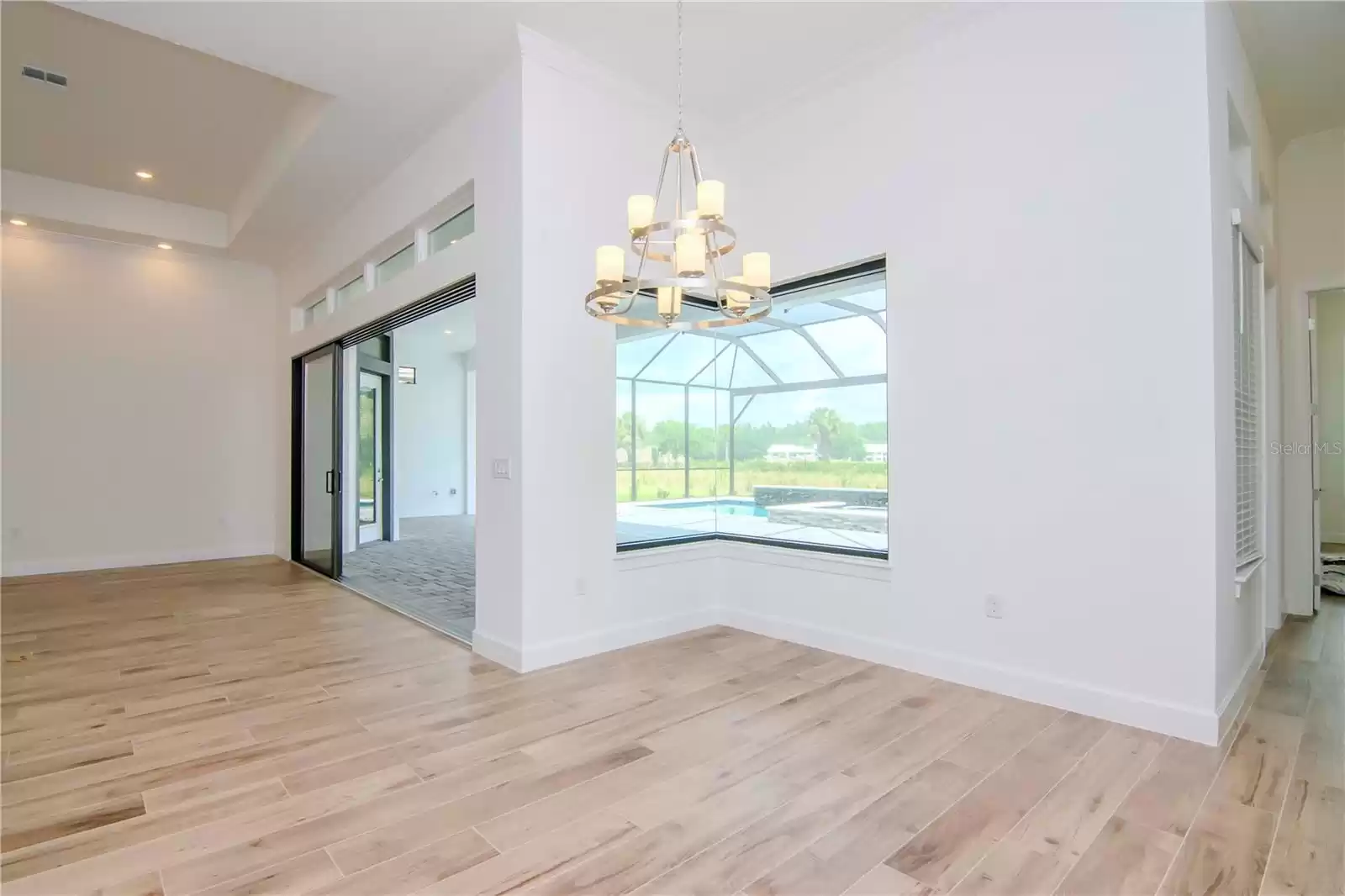 Dinette with Aquarium Glass