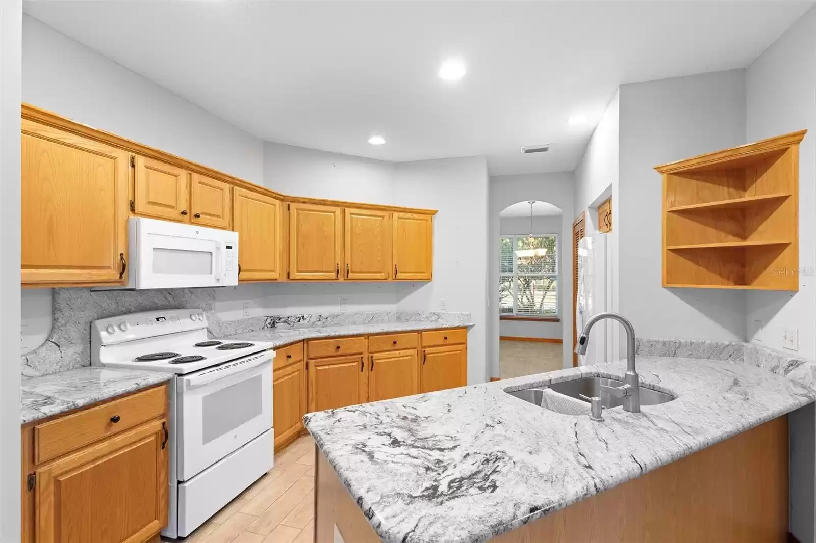 This granite, including the backsplash, is gorgeous!