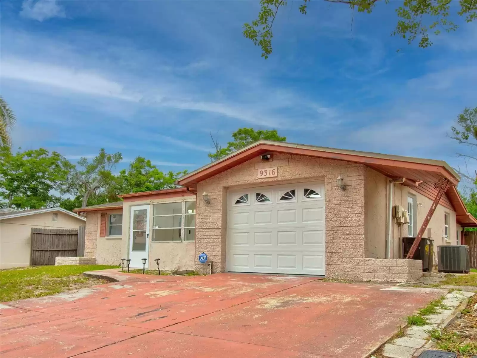 9316 MARK TWAIN LANE, PORT RICHEY, Florida 34668, 2 Bedrooms Bedrooms, ,2 BathroomsBathrooms,Residential,For Sale,MARK TWAIN,MFRU8242936