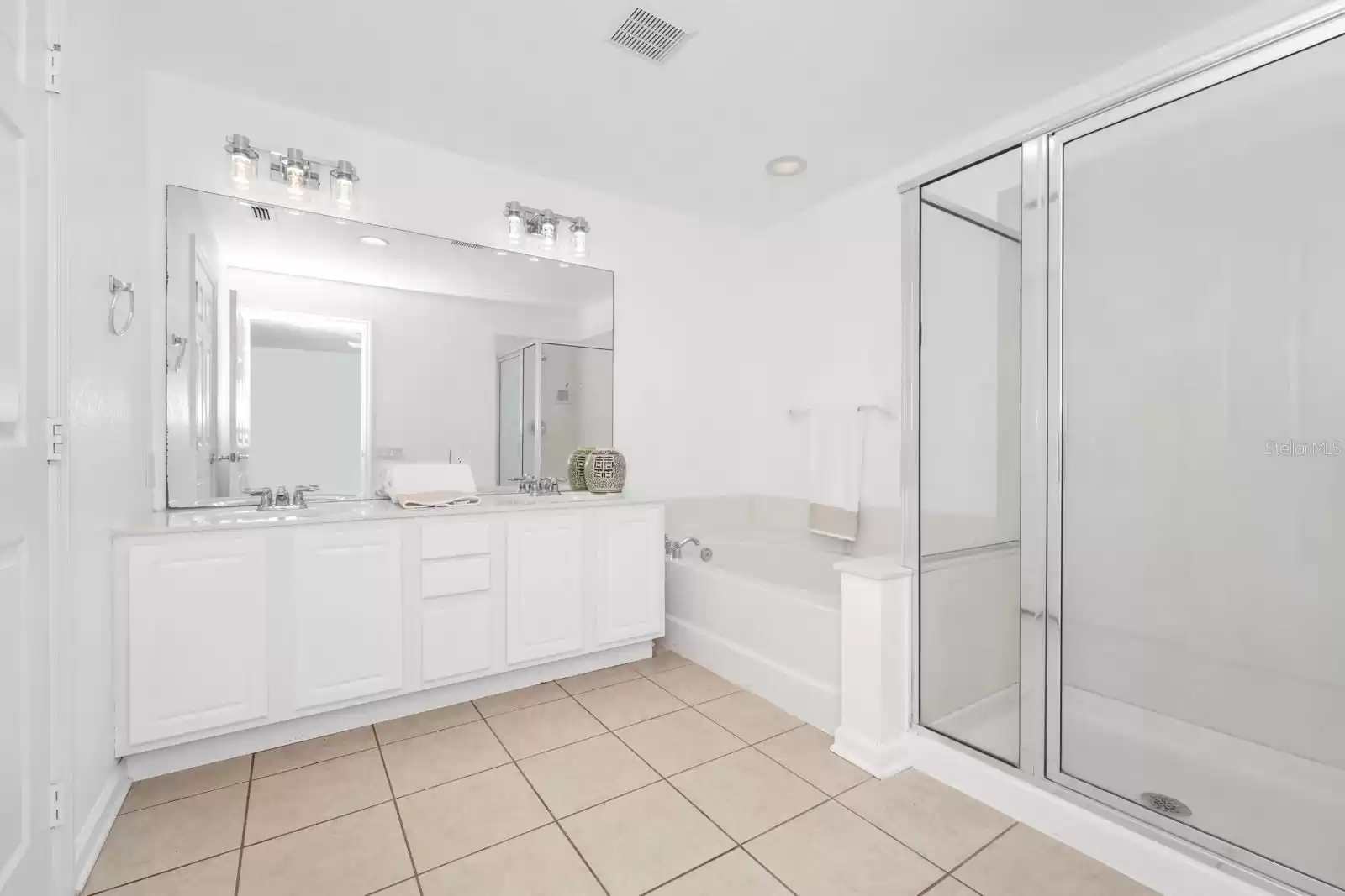 2nd flr. main bath.Has walk-in shower + garden tub