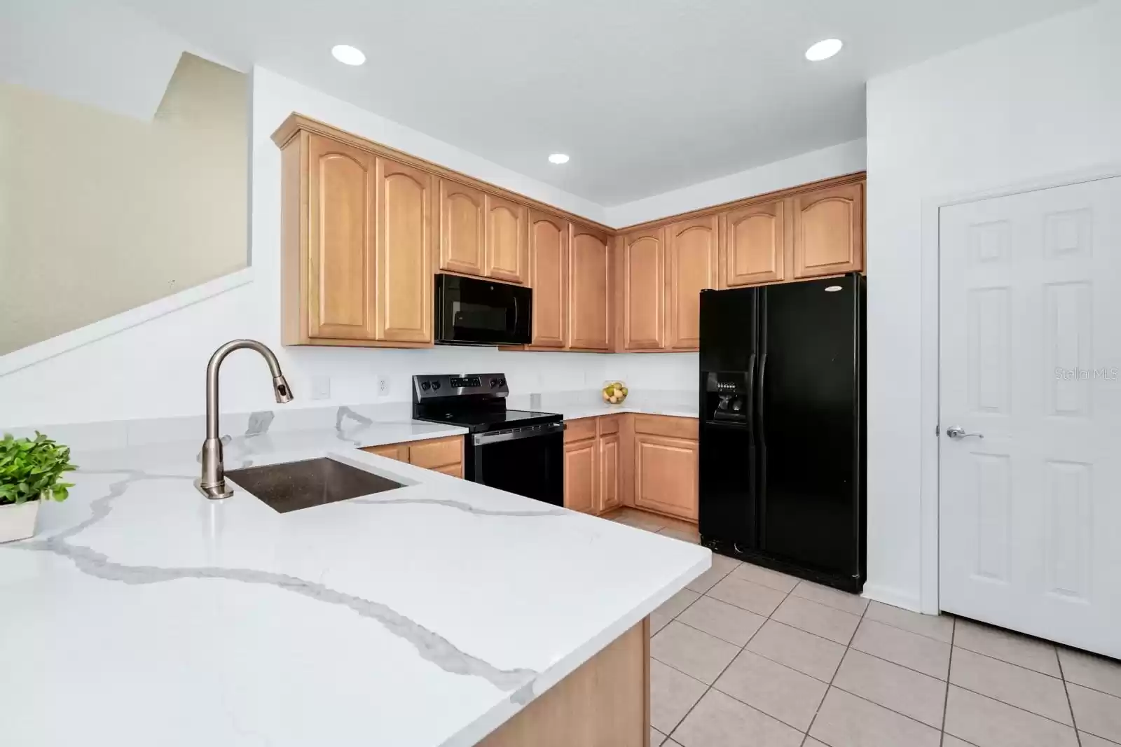 Kitchen w/ new quartz countertops