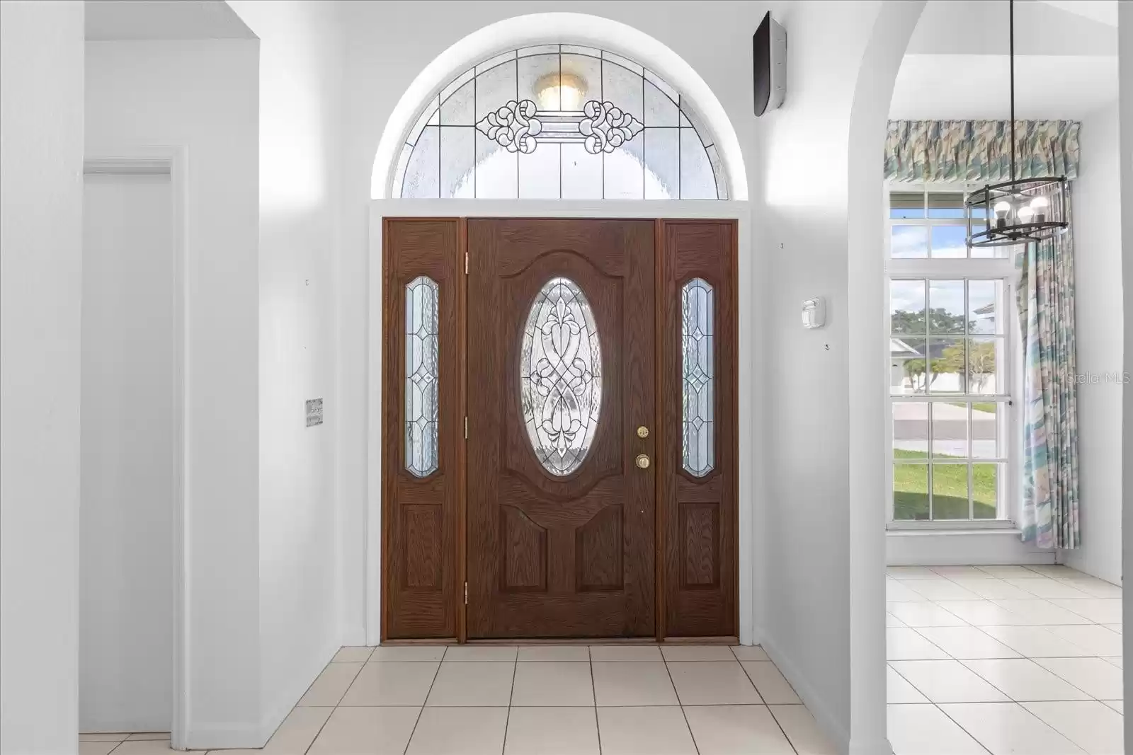 Entry door, Kitchen to right (can see breakfast nook)