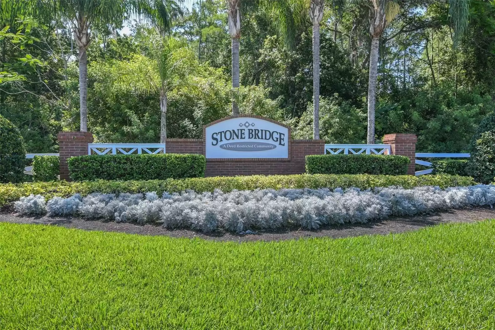 In an ideal location for easy access to the neighboring Lee Vista area and just minutes from local shopping and restaurants, Valencia College, UCF, Downtown Orlando, the Orlando International Airport, SR 417 and 528!