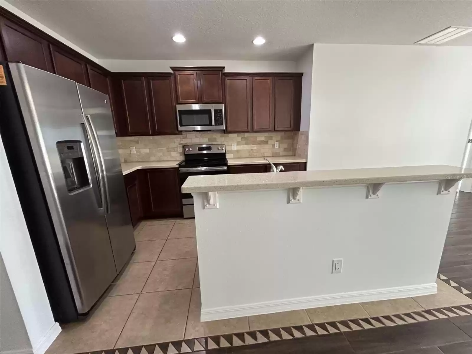 Kitchen w/ Breakfast Bar