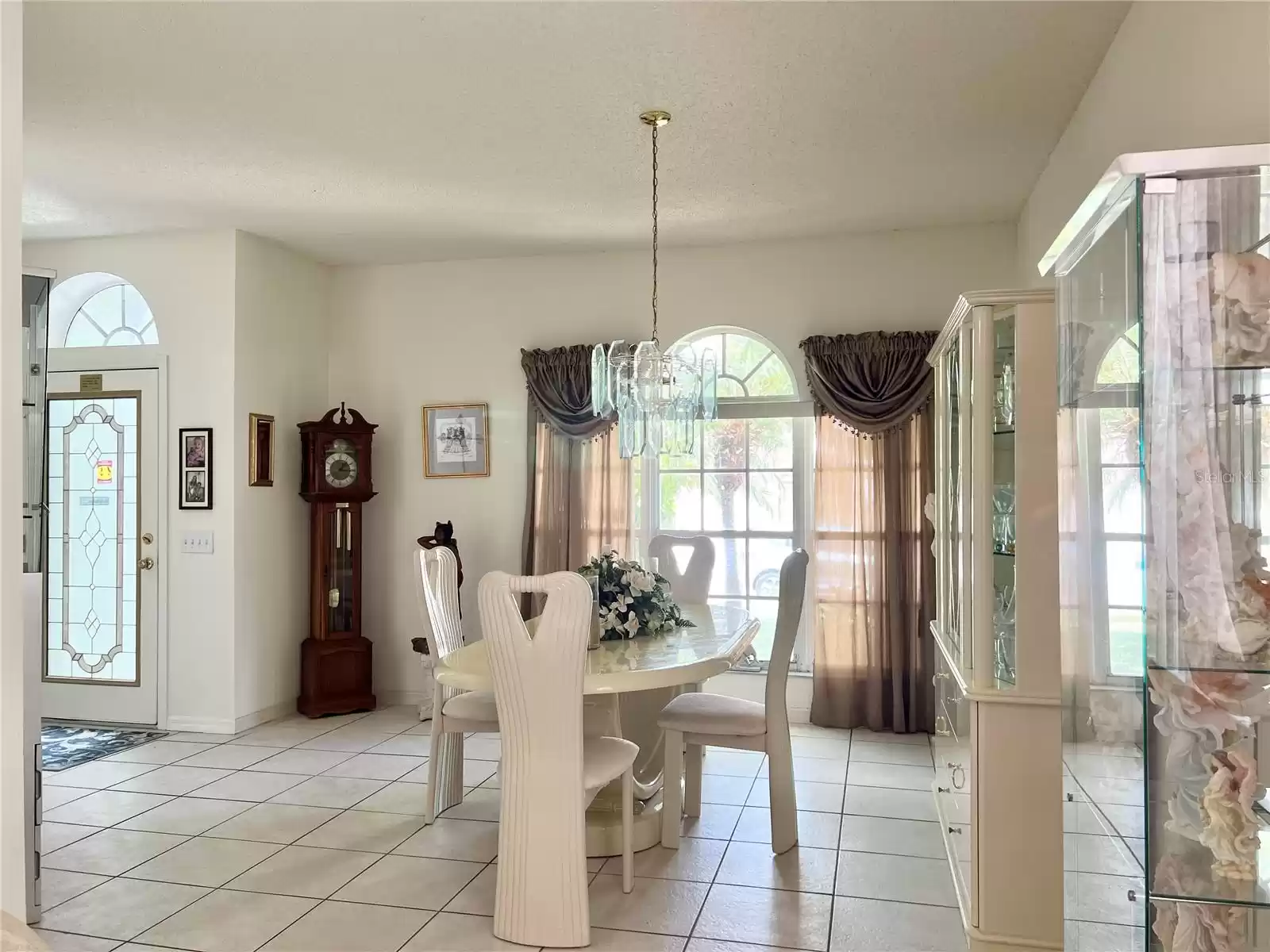 Dining Area - Light and Bright