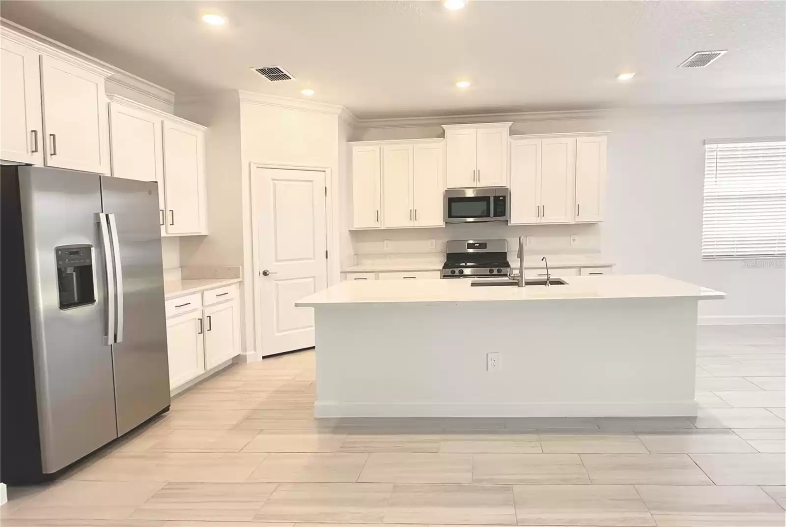 Kitchen with breakfast bar