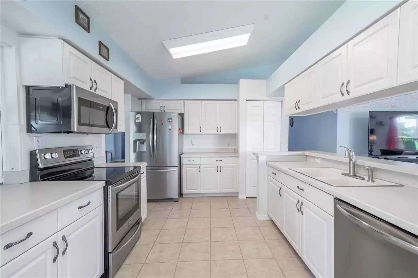 The kitchen features a vaulted ceiling and a closet pantry.