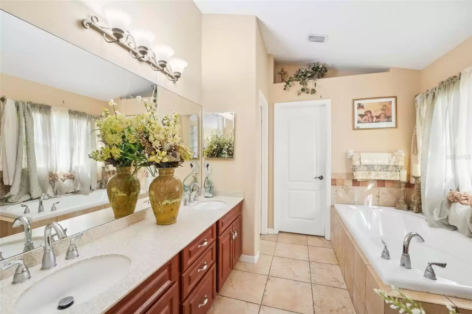 Owner's Suite bathroom - Jacuzzi brand soaker tub