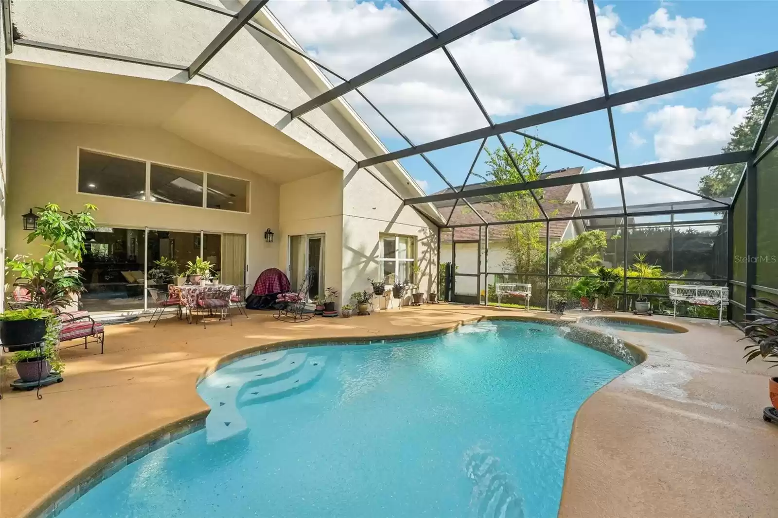 Pool area - water feature, spa