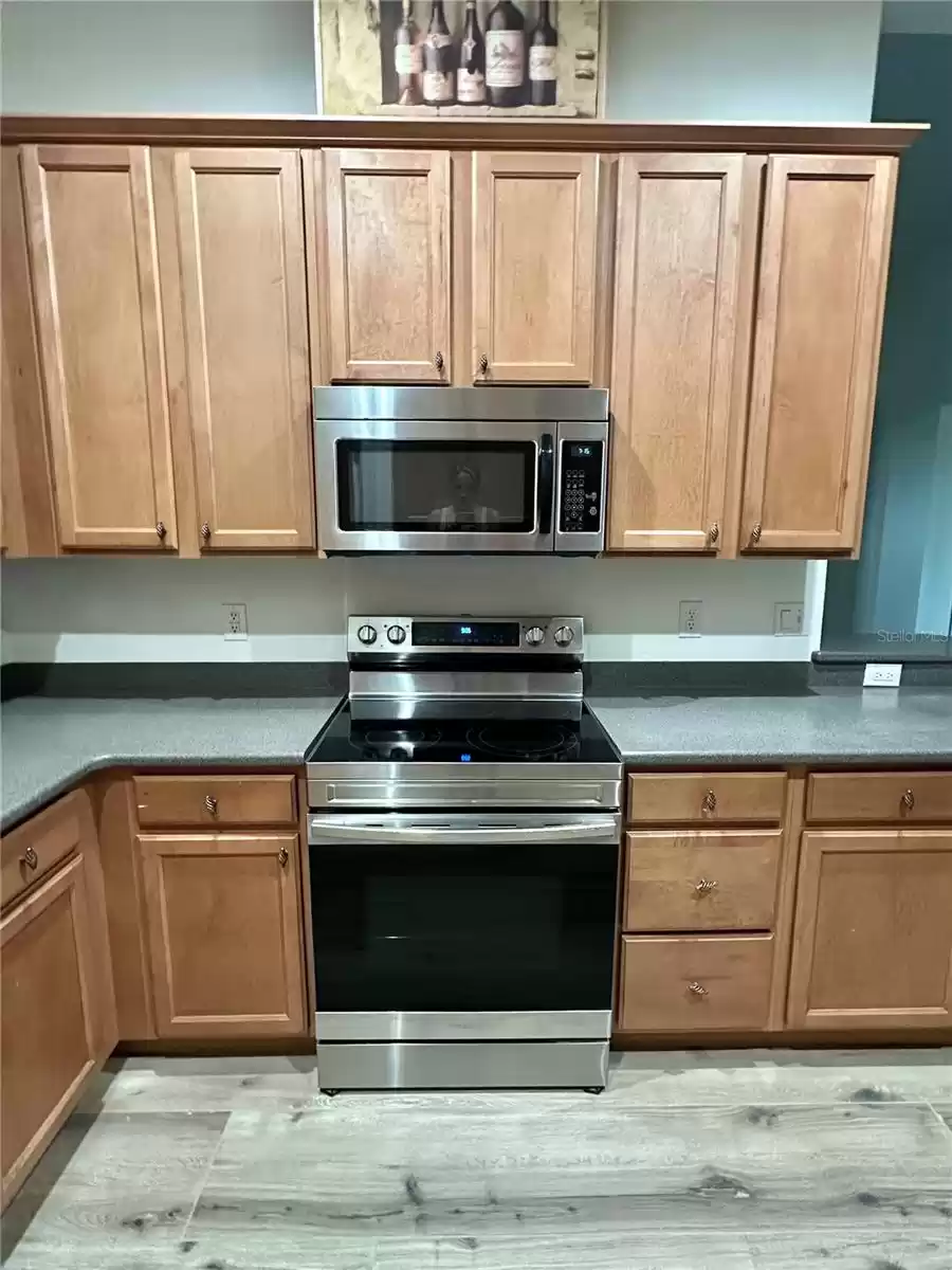 Kitchen Microwave/stove