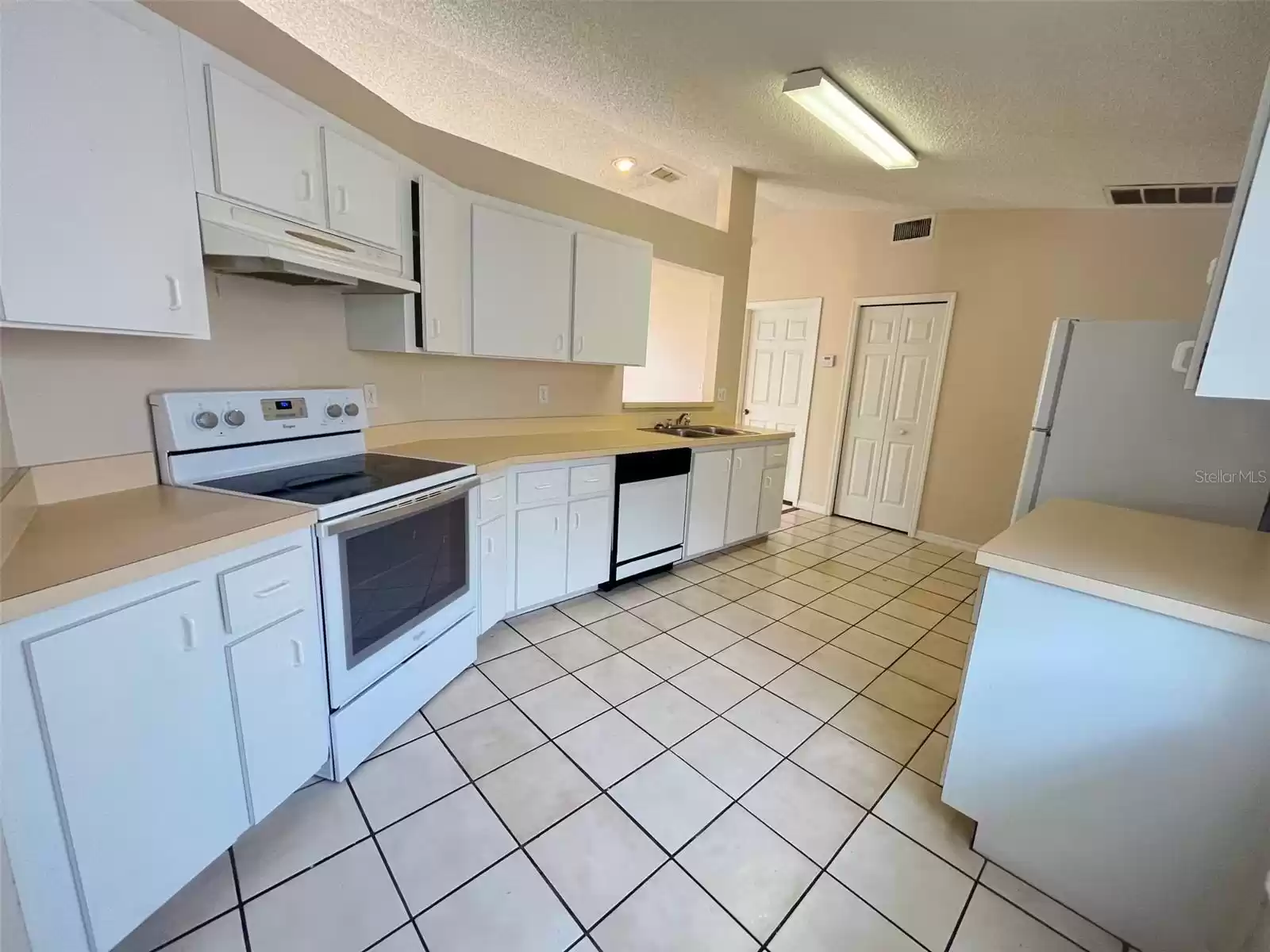 667 BASINGSTOKE COURT, KISSIMMEE, Florida 34758, 3 Bedrooms Bedrooms, ,2 BathroomsBathrooms,Residential Lease,For Rent,BASINGSTOKE,MFRS5106549