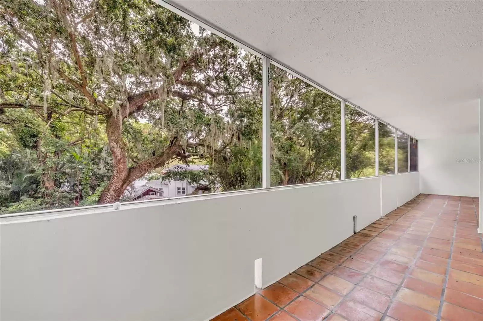 41 x 6 = 246 sf screened in porch overlooking the Fern Canal