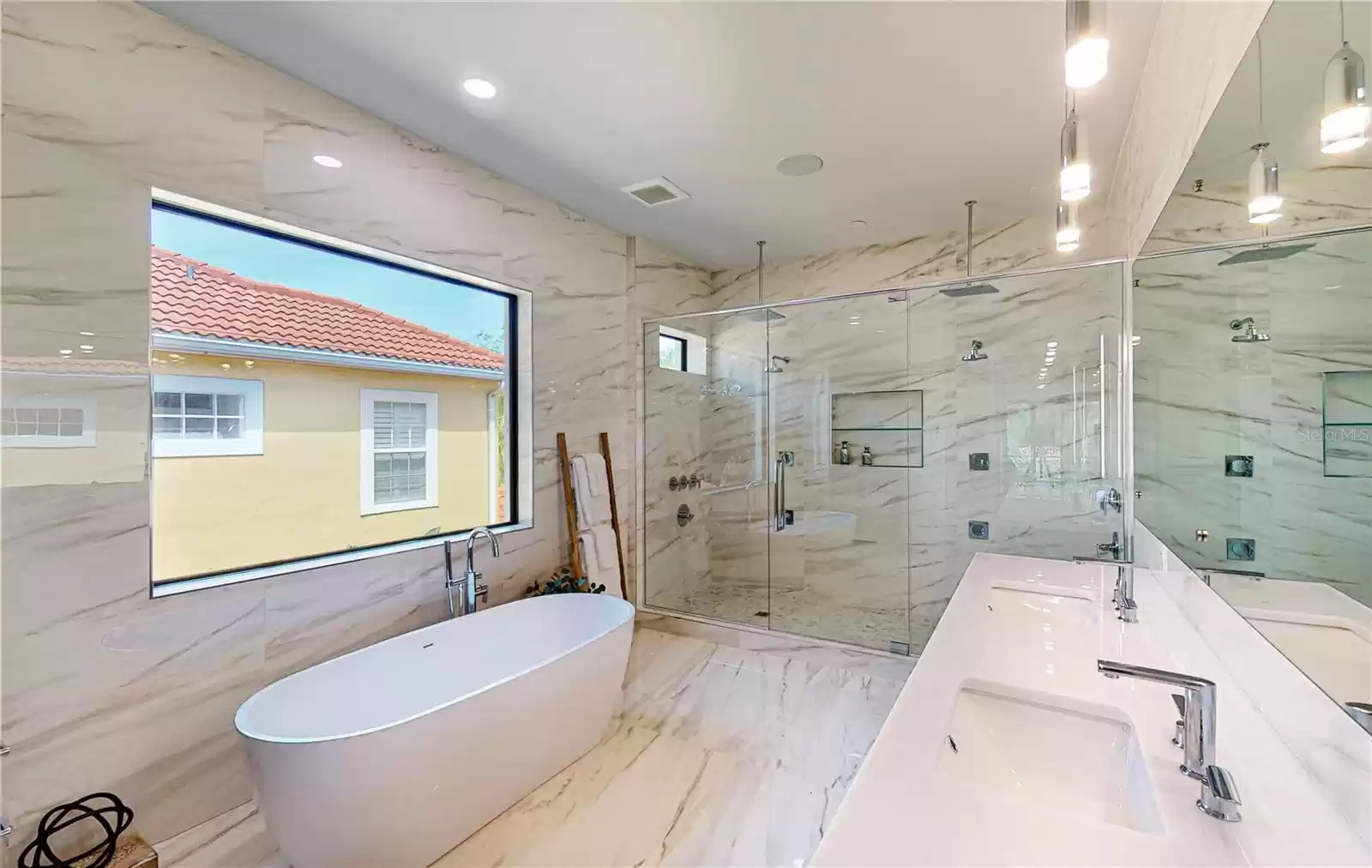 206 TREASURE DRIVE, TAMPA, Florida 33609, 5 Bedrooms Bedrooms, ,5 BathroomsBathrooms,Residential,For Sale,TREASURE,MFRT3533932