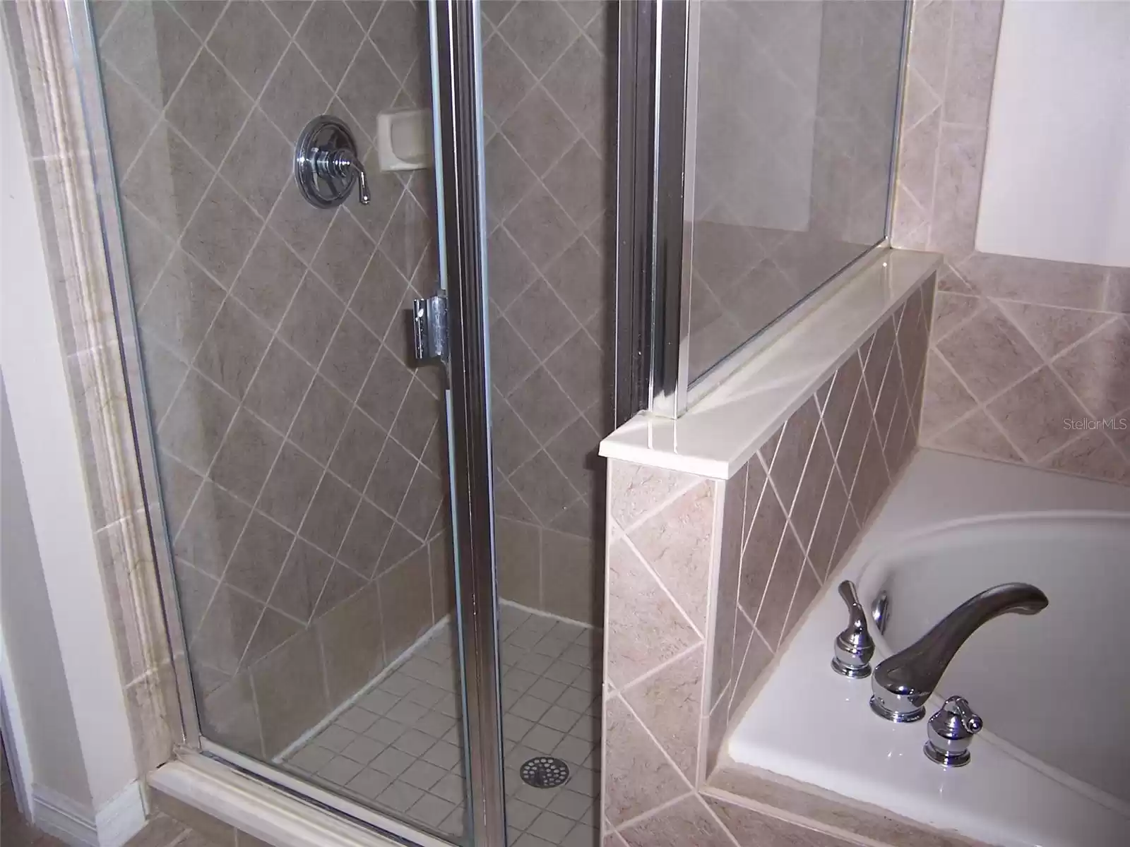 SEPARATE SHOWER AND GARDEN TUB