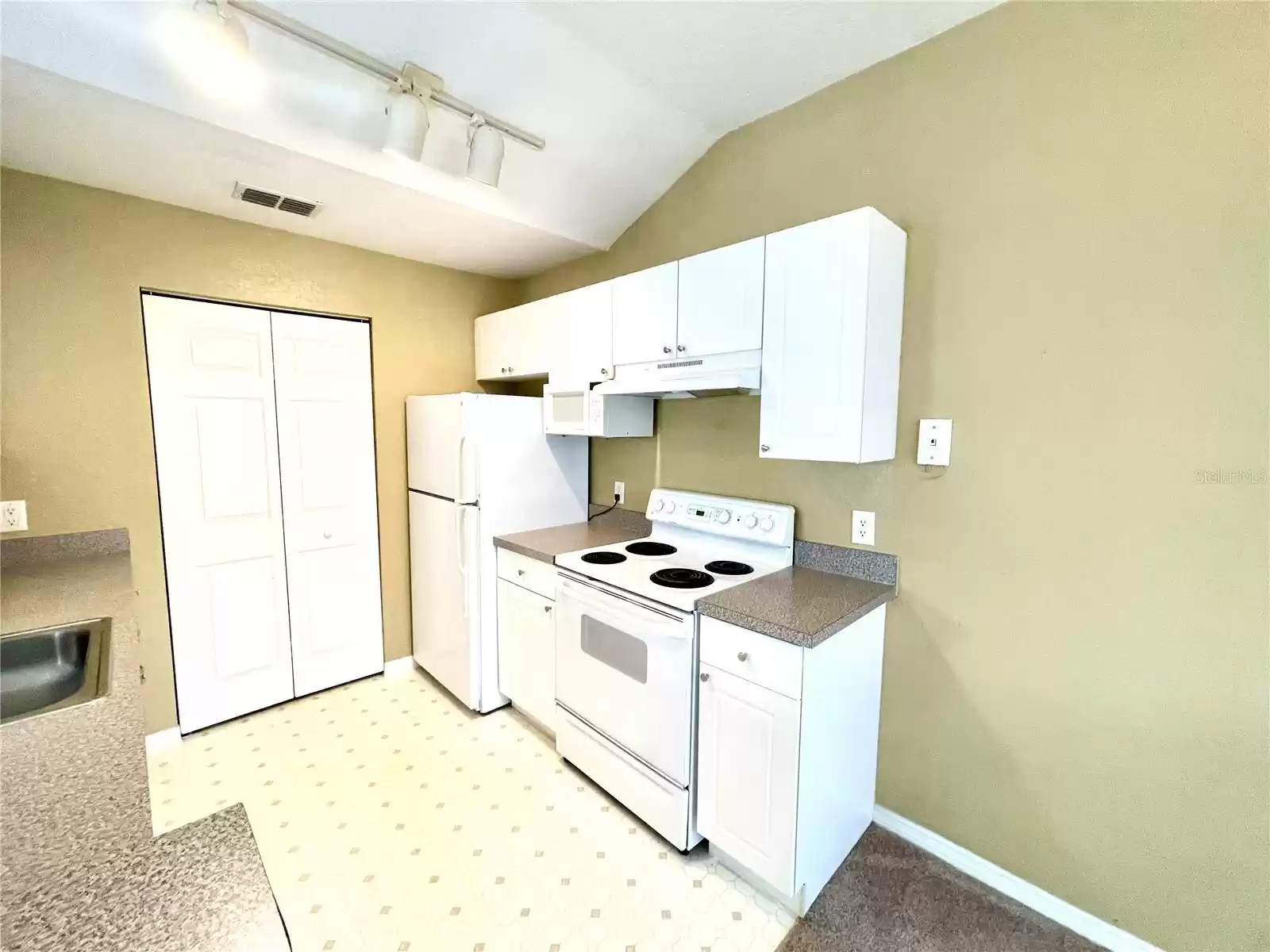 837 GRAND REGENCY POINT, ALTAMONTE SPRINGS, Florida 32714, 1 Bedroom Bedrooms, ,1 BathroomBathrooms,Residential,For Sale,GRAND REGENCY,MFRO6216526