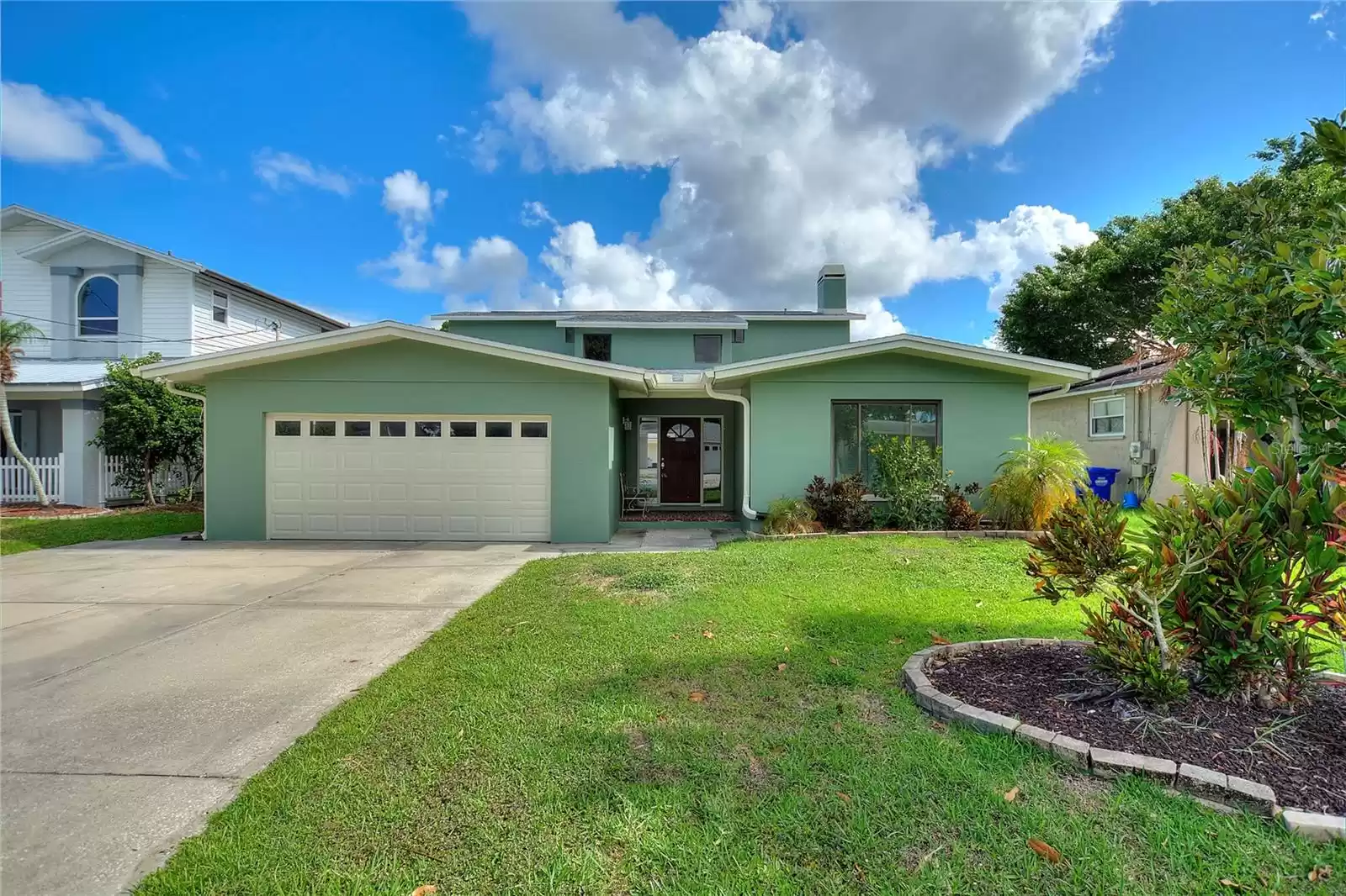 61 CANAL DRIVE, PALM HARBOR, Florida 34684, 5 Bedrooms Bedrooms, ,3 BathroomsBathrooms,Residential,For Sale,CANAL,MFRU8248163