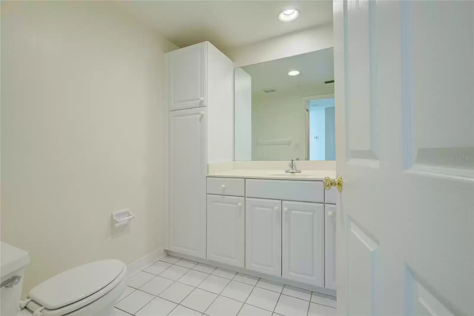 Guest bath with tons of storage capacity!