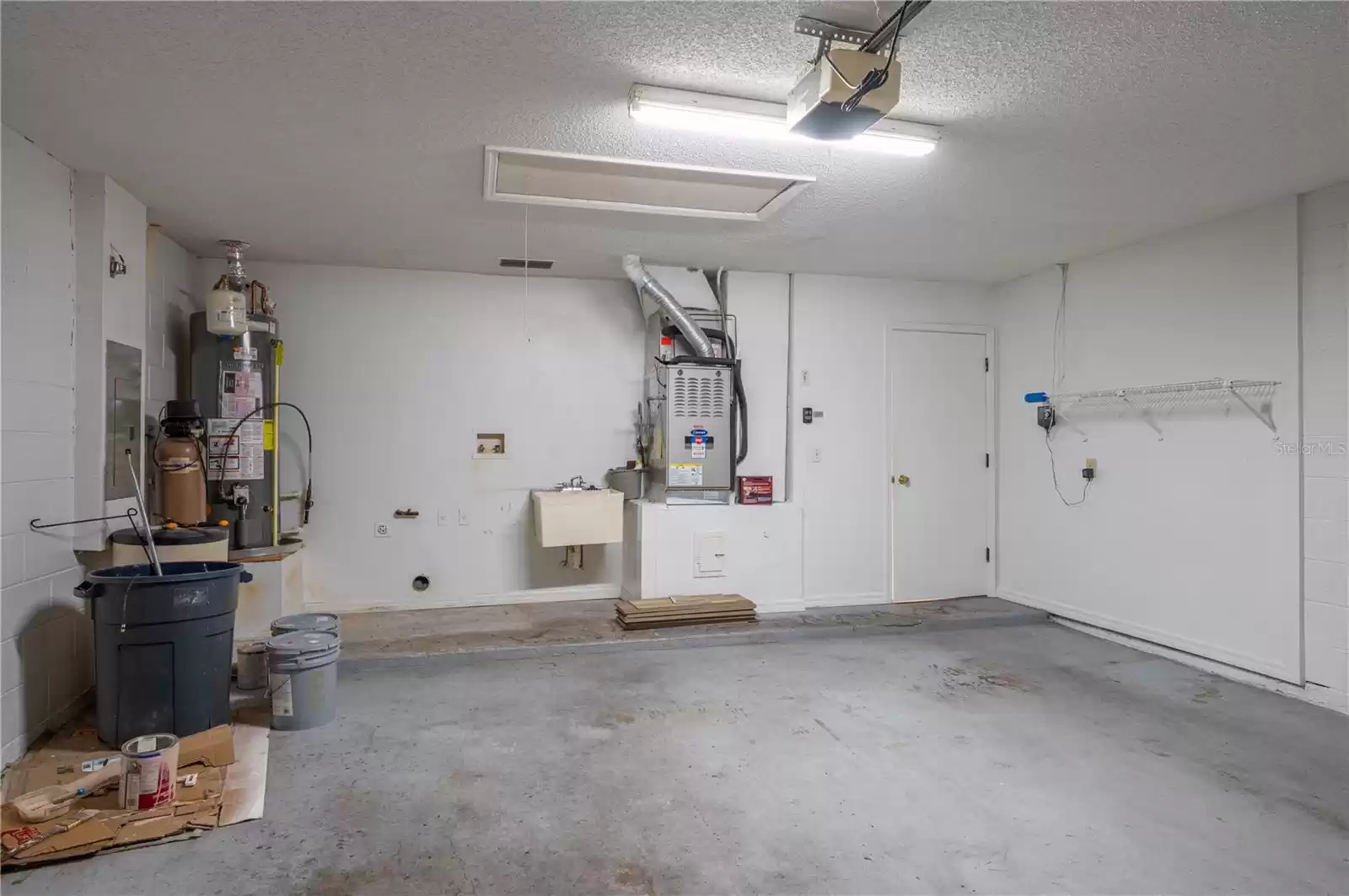 Garage w washer/dryer hookup