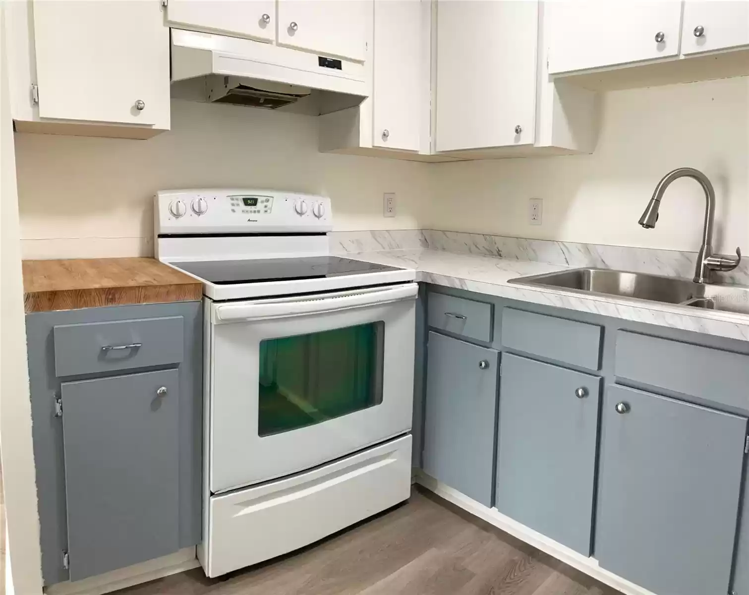 Practical, clean kitchen, easy work space.