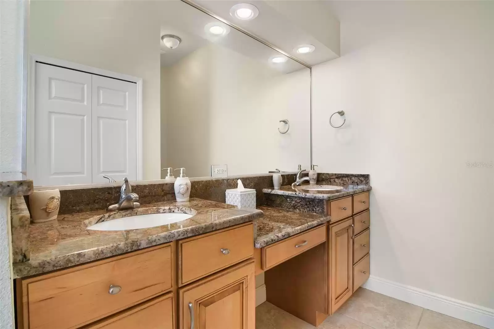 Double vanity in primary en suite