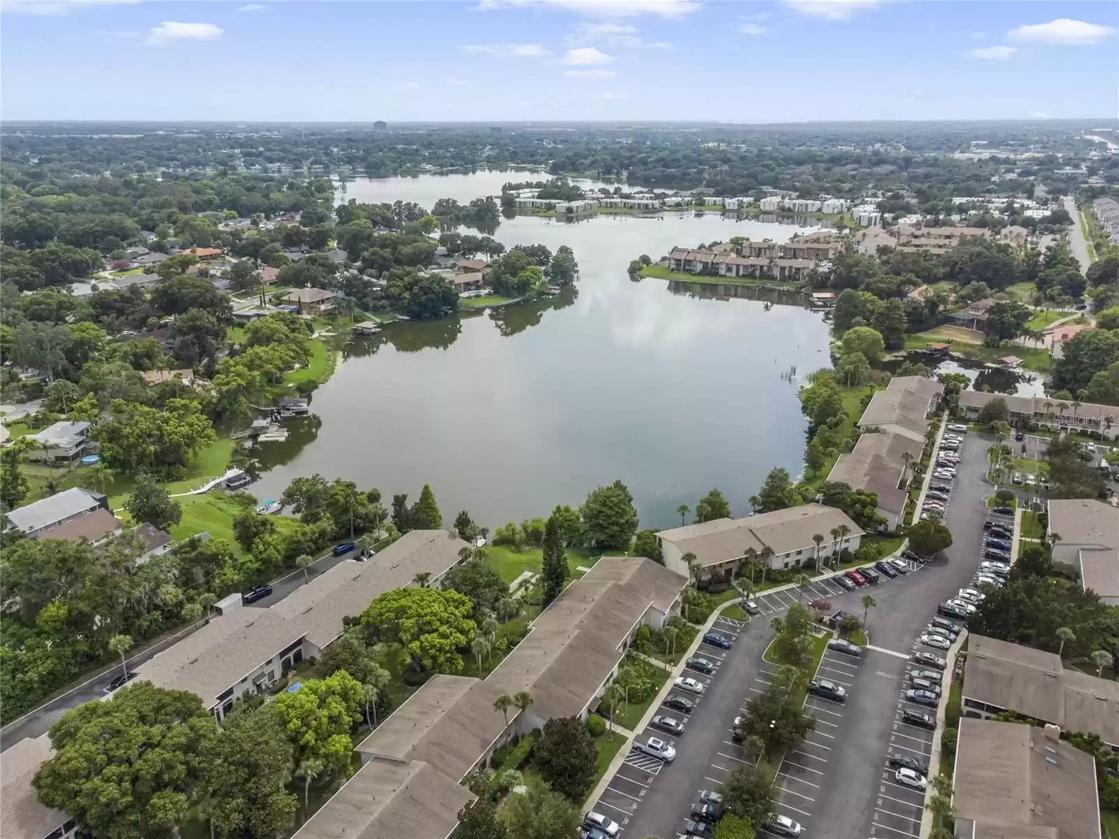 Looking to live the lake life with little to no maintenance required? Schedule your showing today and check out all that Maitland Ave and the Capistrano community have to offer!