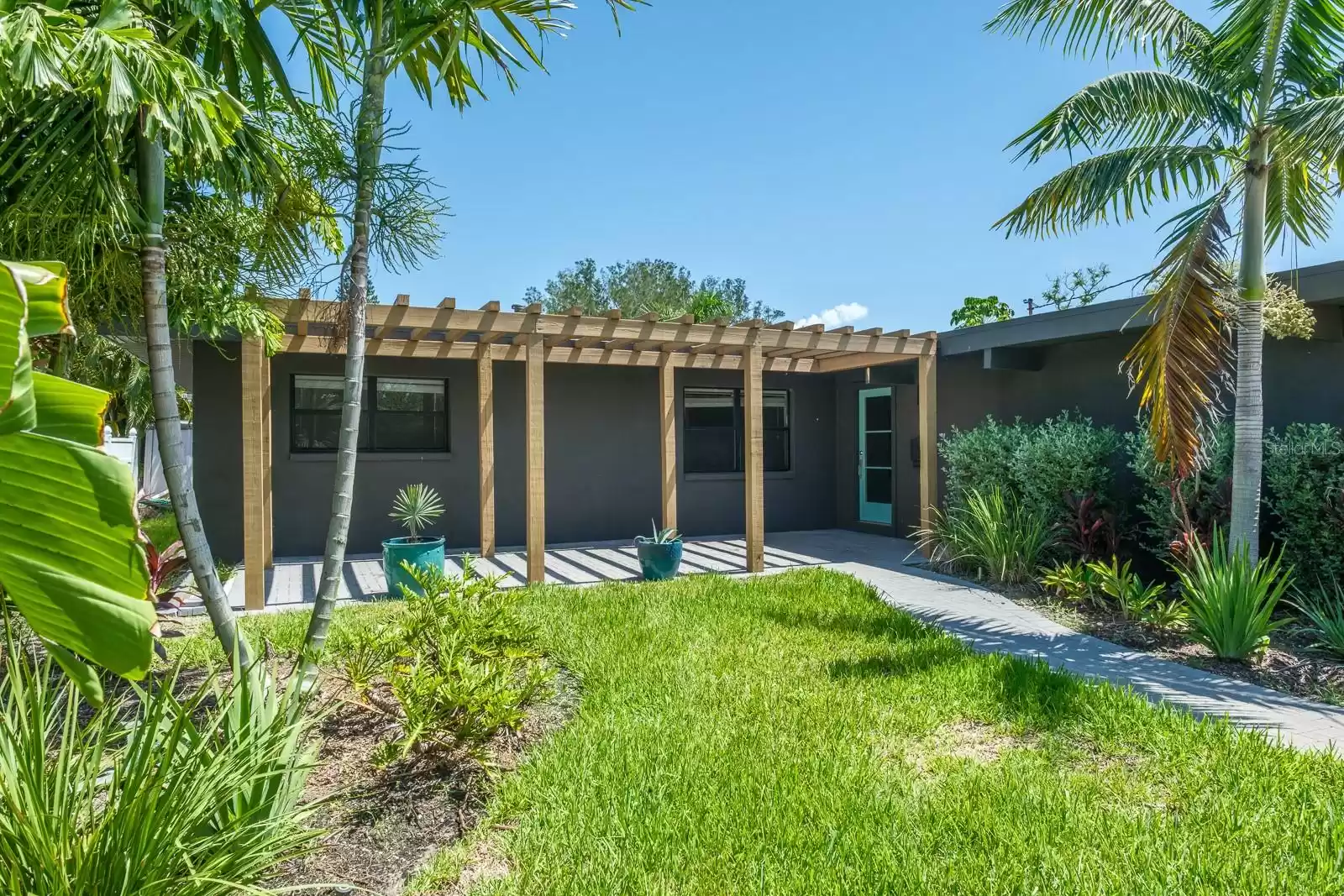 1543 DELAWARE AVENUE, SAINT PETERSBURG, Florida 33703, 3 Bedrooms Bedrooms, ,2 BathroomsBathrooms,Residential Lease,For Rent,DELAWARE,MFRU8250801