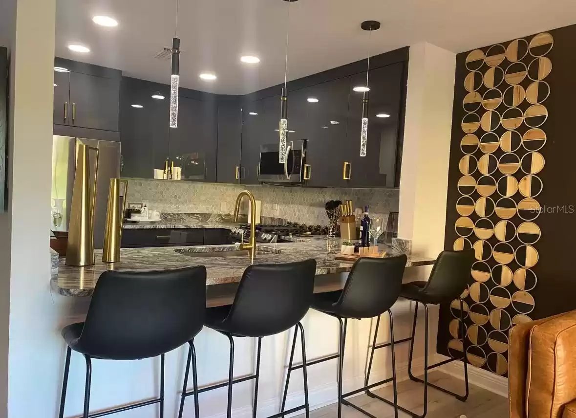 Kitchen with Breakfast bar