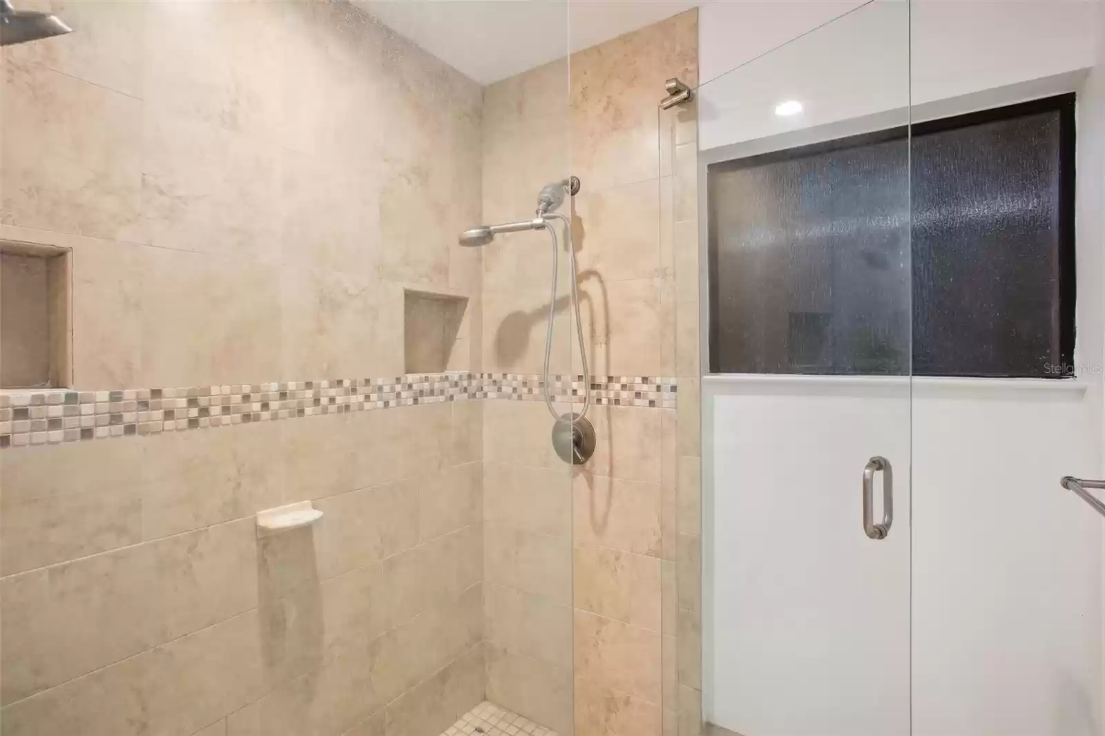 Master shower has duel showerheads