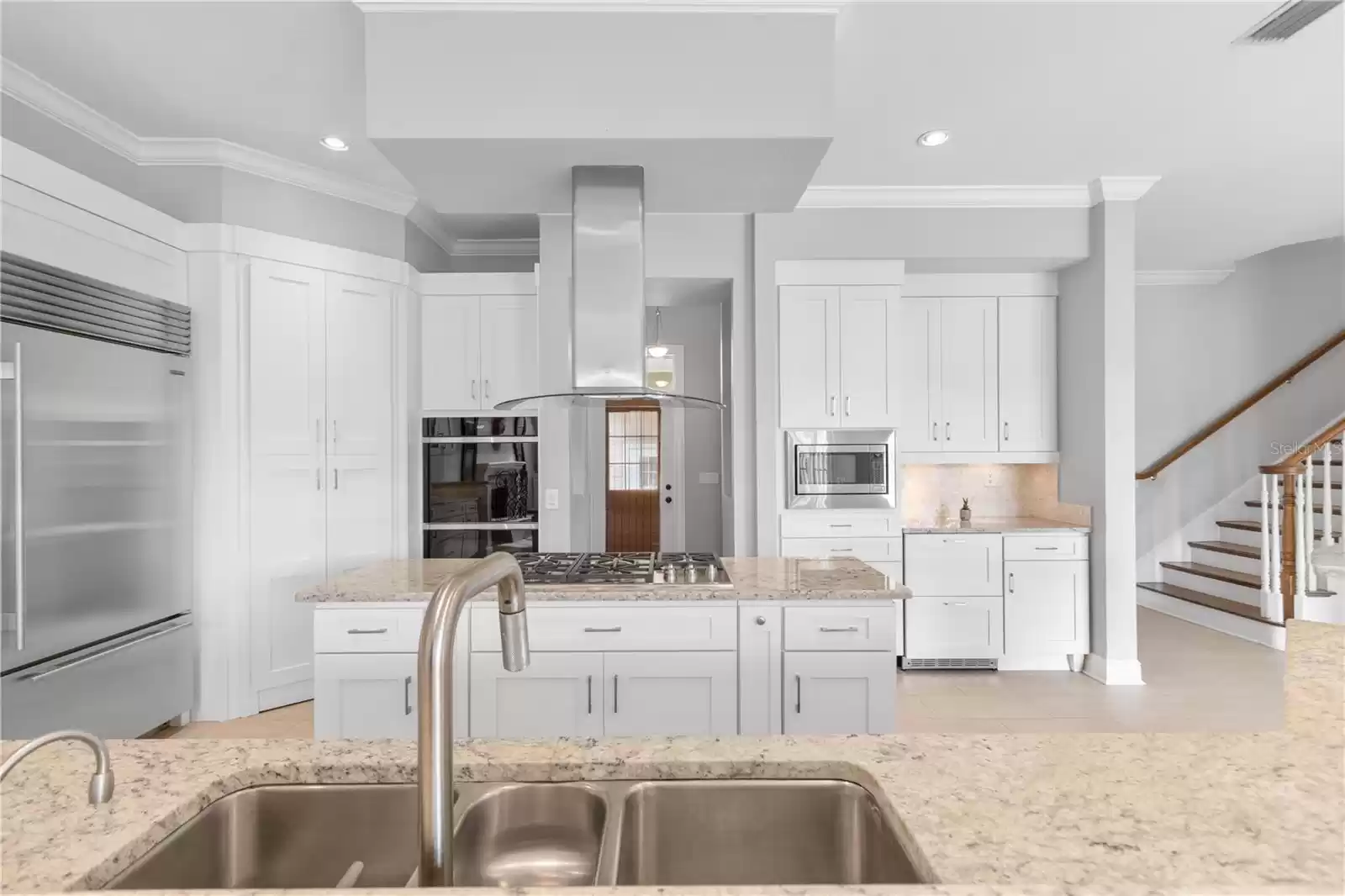 Great kitchen - note the double built in ovens, microwave and two refrigerator drawers to the right.