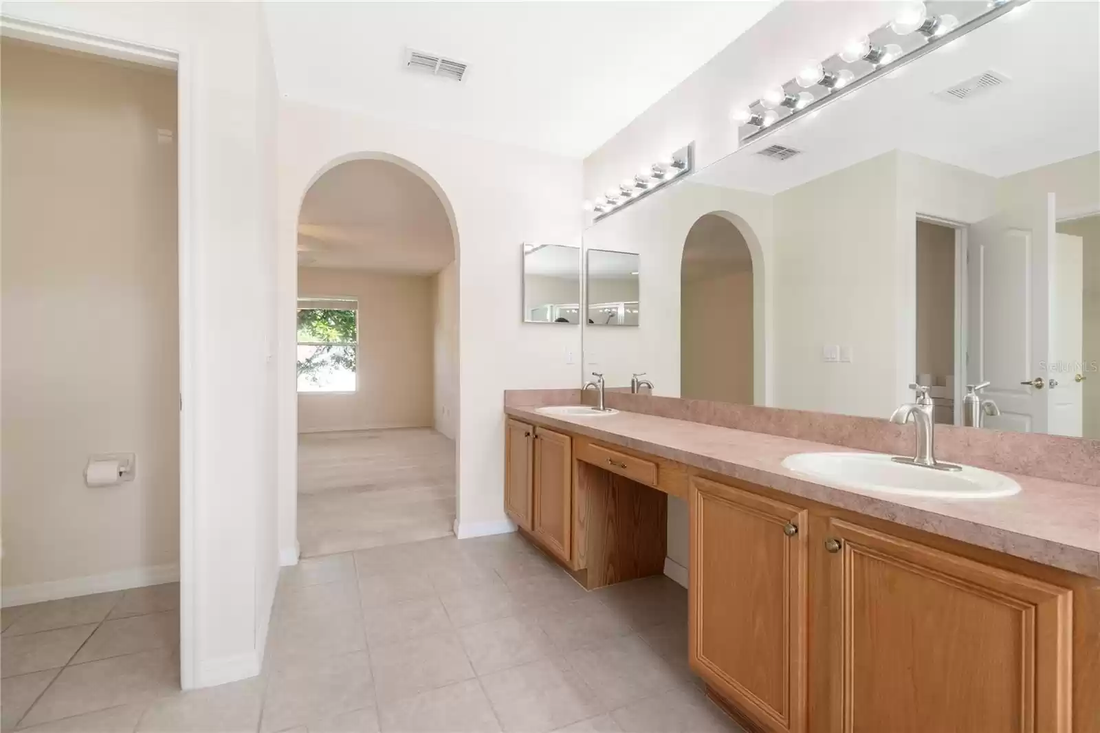 Jack and Jill Sinks in Master Bathroom