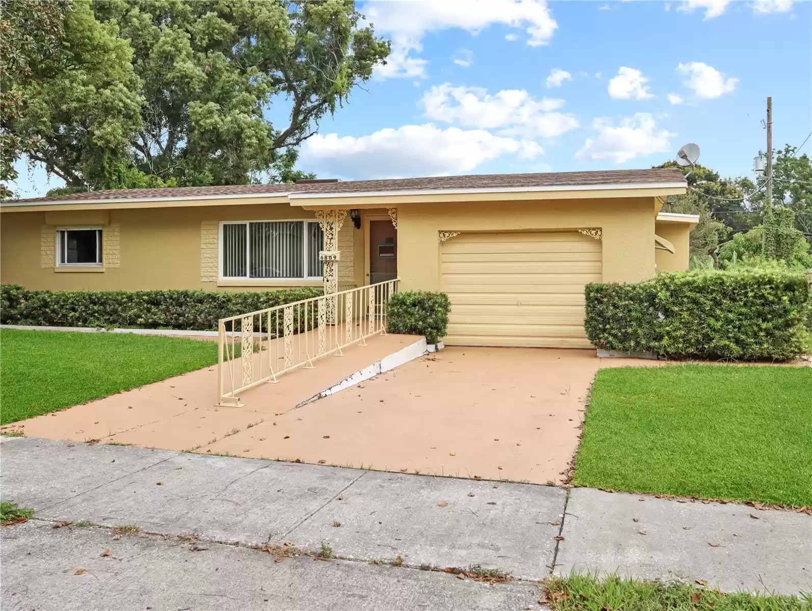 6809 AMBASSADOR DRIVE, ORLANDO, Florida 32818, 3 Bedrooms Bedrooms, ,2 BathroomsBathrooms,Residential,For Sale,AMBASSADOR,MFRO6227497