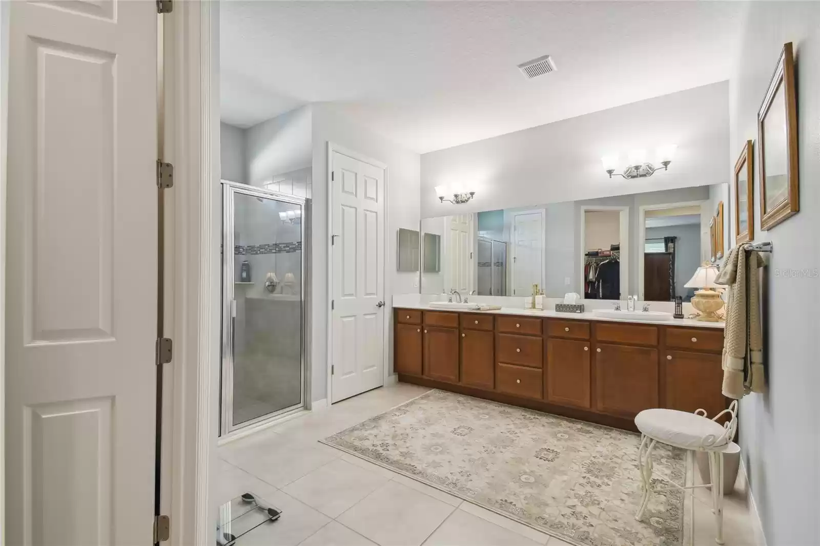 Doublesink vanity in Ensuite Bathroom