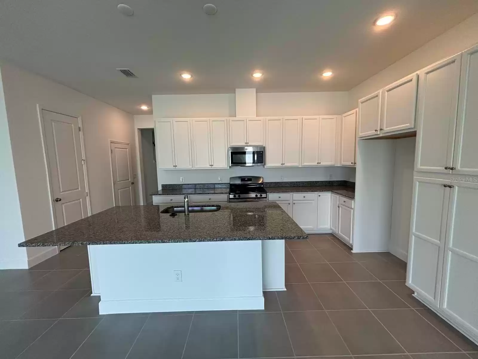 12662 CLEAR SAPPHIRE DRIVE, WINTER GARDEN, Florida 34787, 4 Bedrooms Bedrooms, ,3 BathroomsBathrooms,Residential Lease,For Rent,CLEAR SAPPHIRE,MFRO6228687