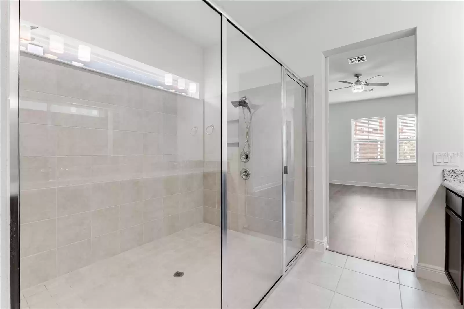 Massive Shower with dual shower heads