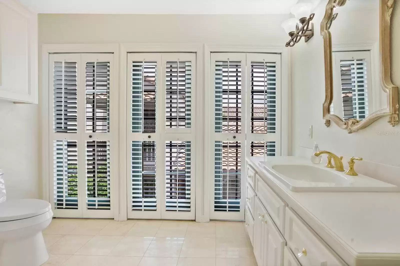 Loads of natural light in primary bathroom