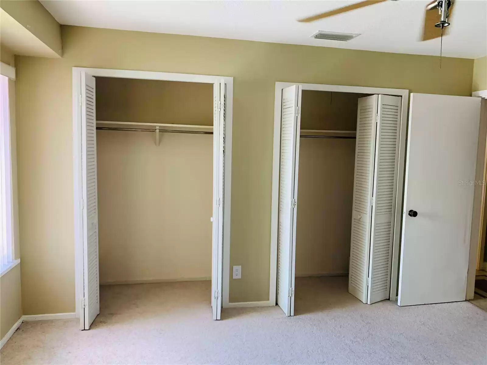 2nd bedroom has two closets