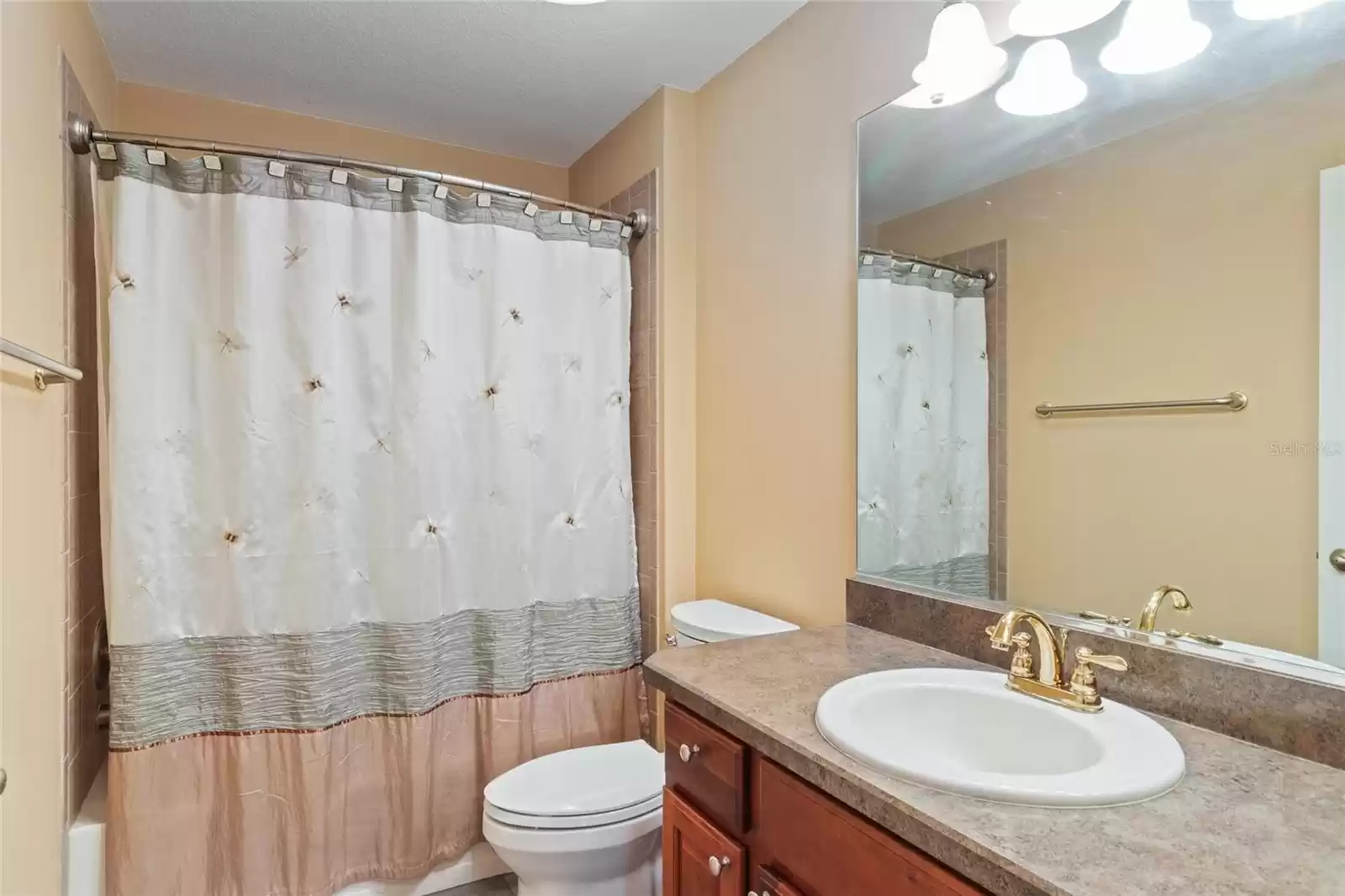 Tub/shower combination in this guest bath