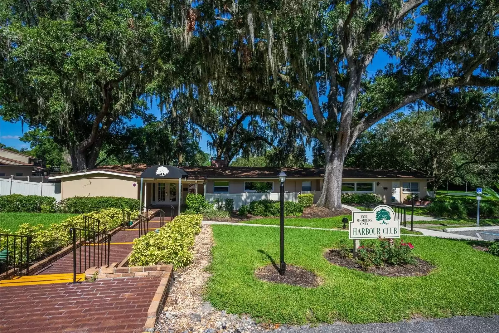 631 LAUREL OAK LANE, ALTAMONTE SPRINGS, Florida 32701, 3 Bedrooms Bedrooms, ,2 BathroomsBathrooms,Residential,For Sale,LAUREL OAK,MFRO6235535