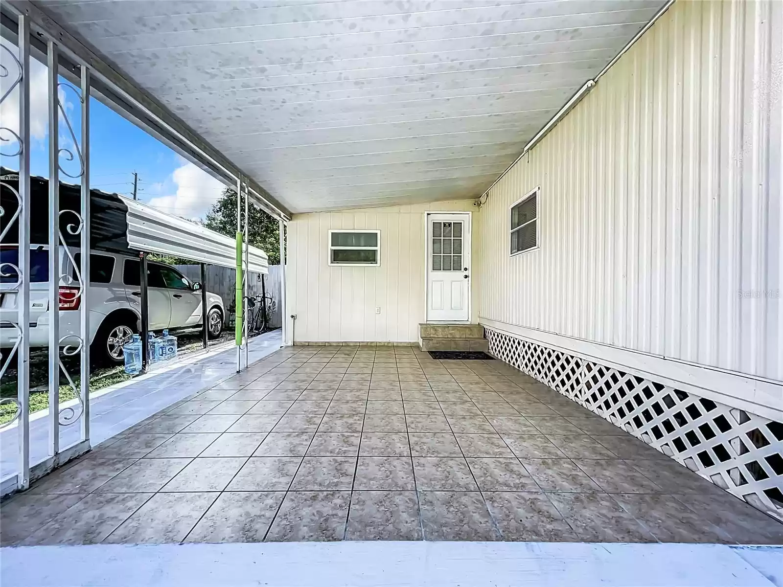 Entry / carport