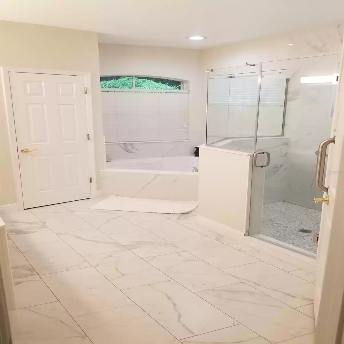 PRIMARY SUITE BATHROOM WITH JETTED SPA TUB AND WALK-IN SHOWER