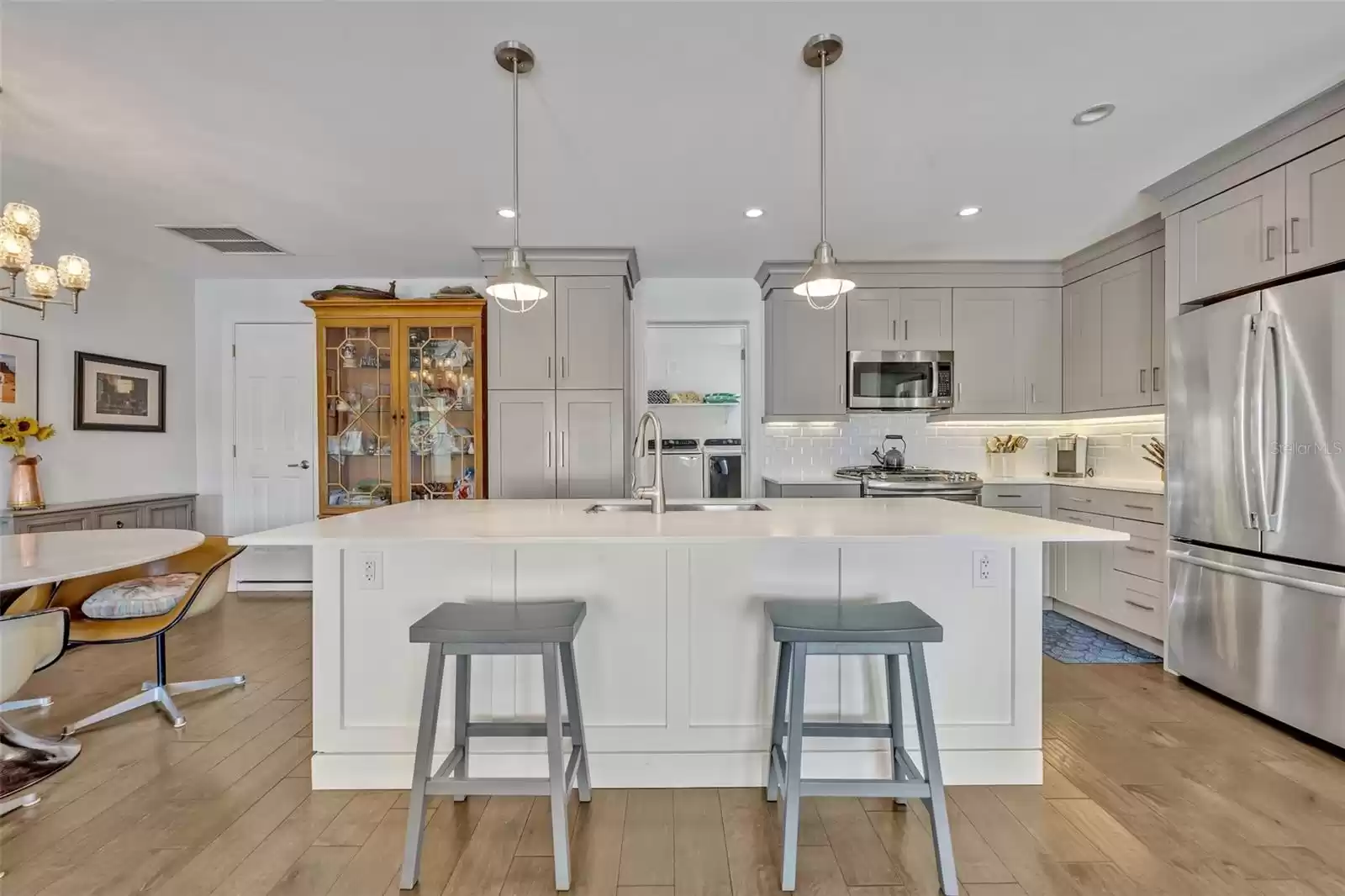 Kitchen with breakfast bar