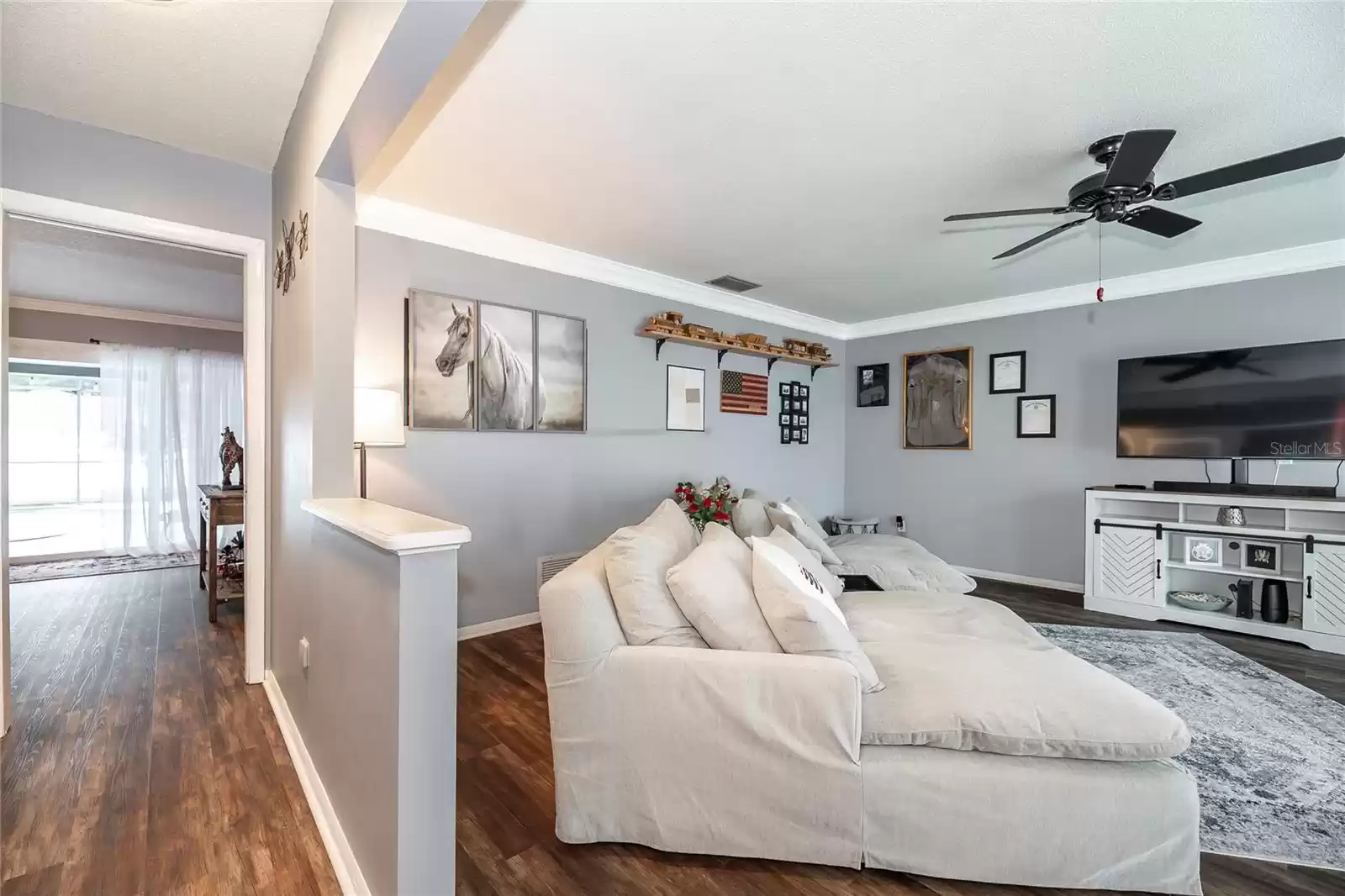 Large and inviting Living Room