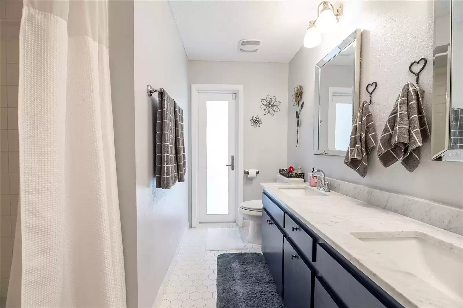 2nd bathroom with shower/tub and door to pool