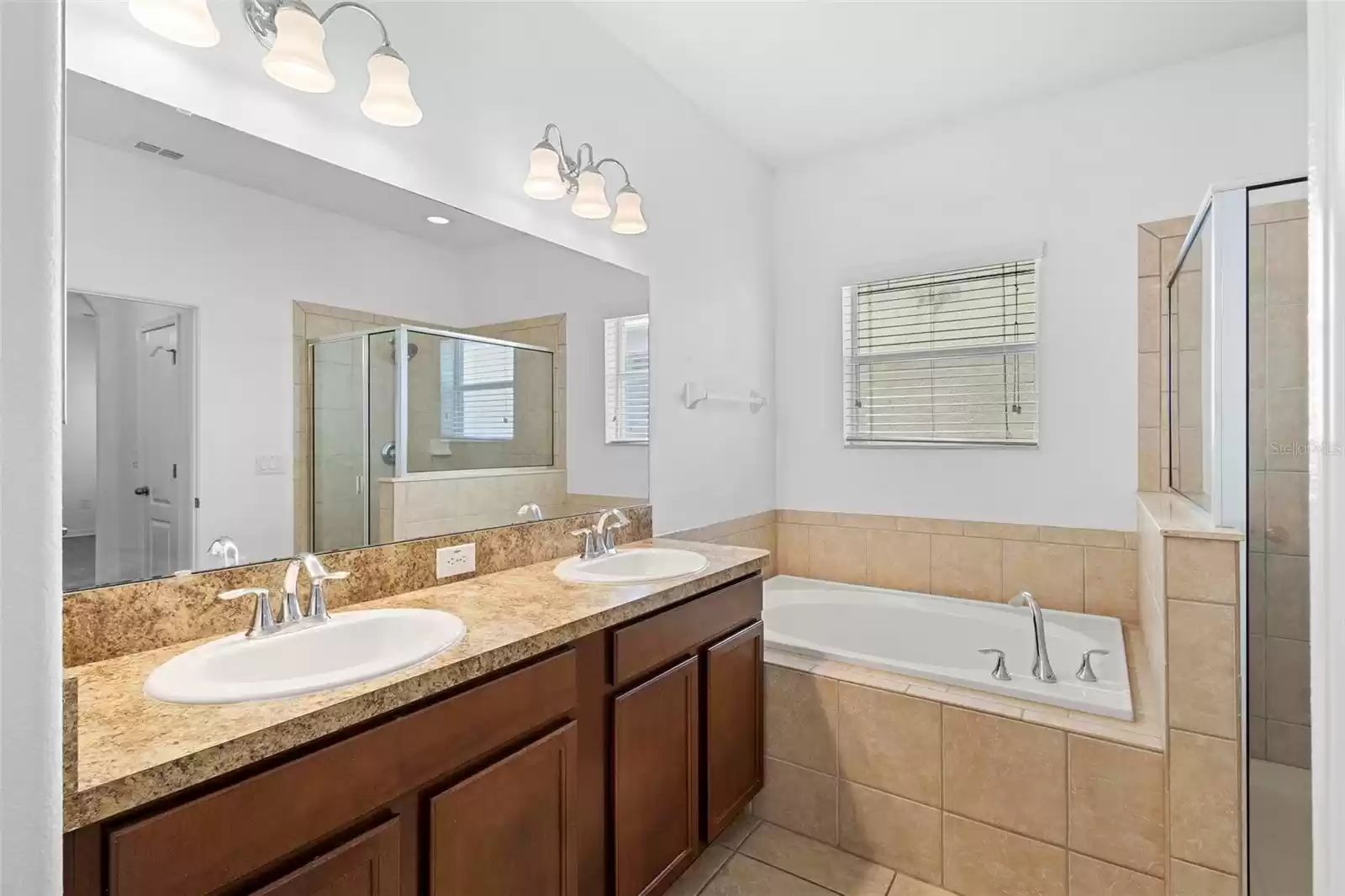 15633 SIGNATURE DRIVE, WINTER GARDEN, Florida 34787, 3 Bedrooms Bedrooms, ,2 BathroomsBathrooms,Residential Lease,For Rent,SIGNATURE,MFRO6244136