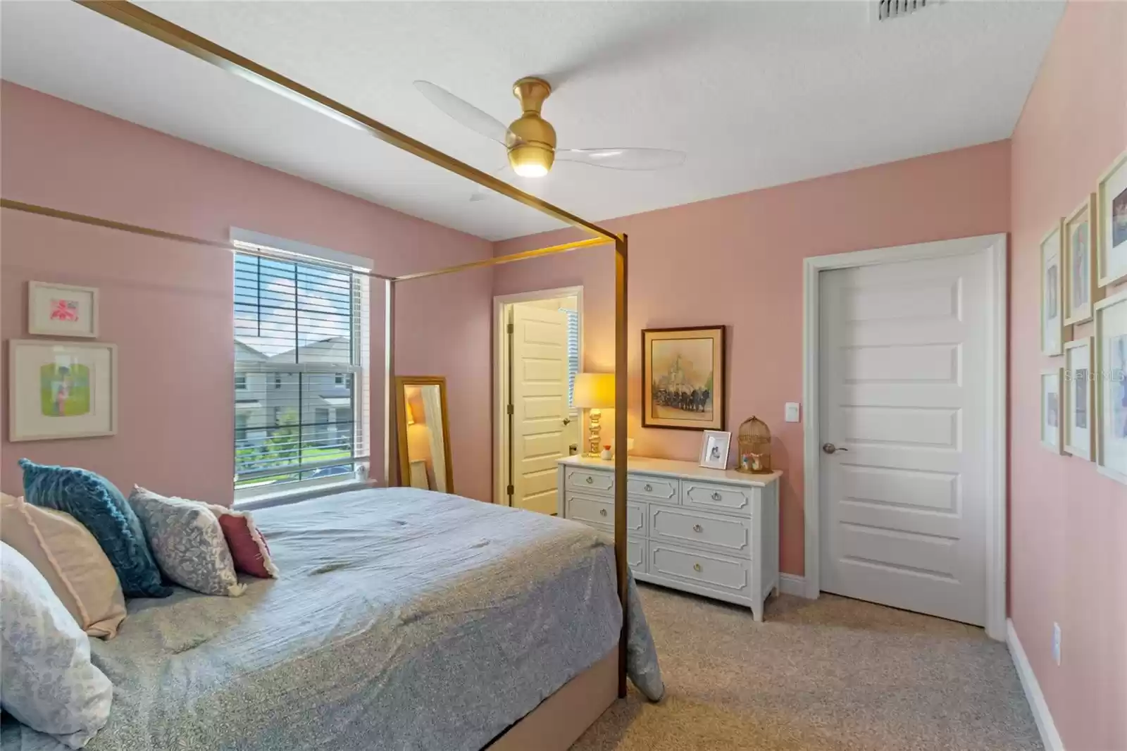 Secondary bedroom with en-suite bathroom and large walk in closet.