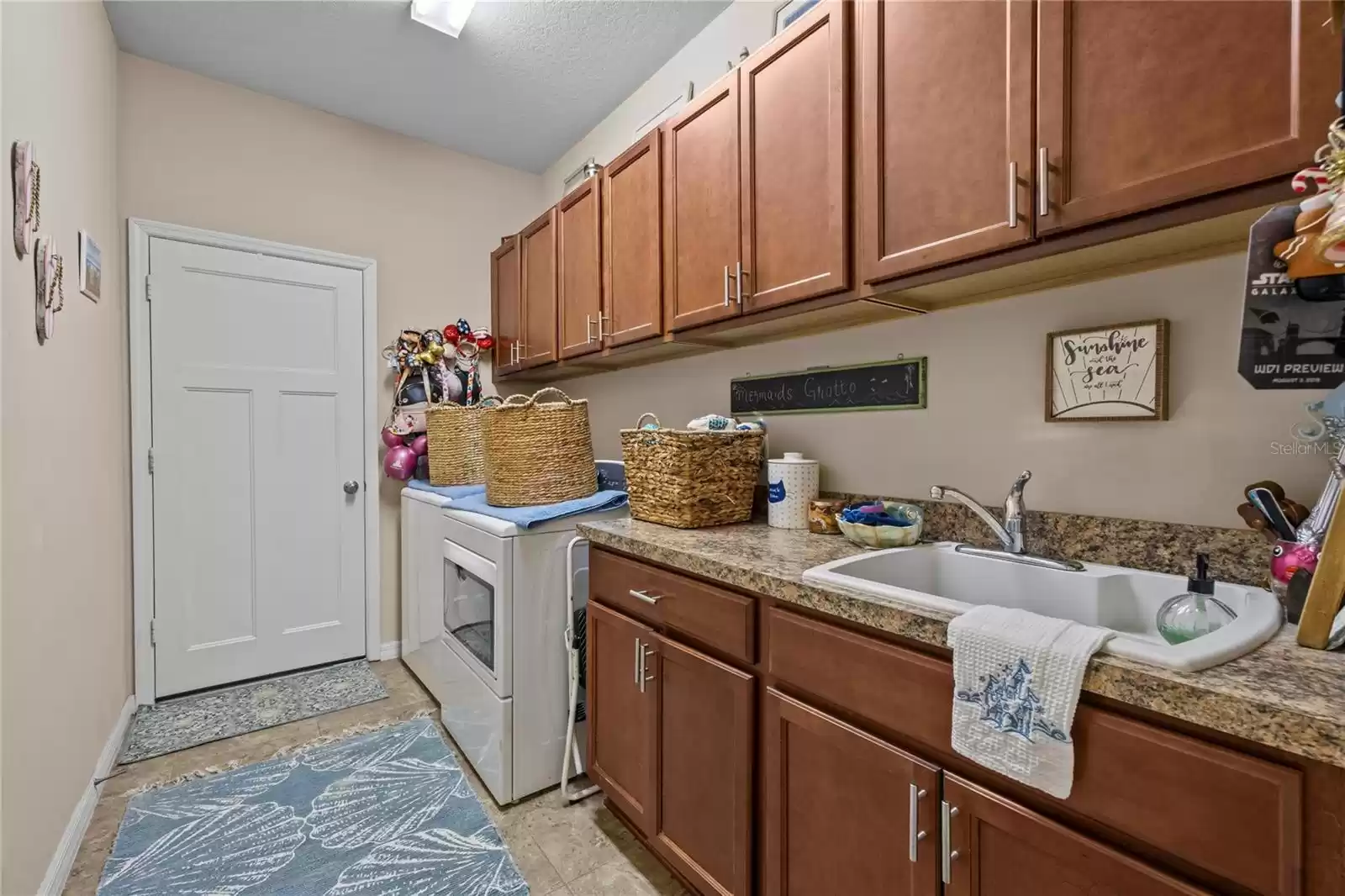 Laundry room to the Garage